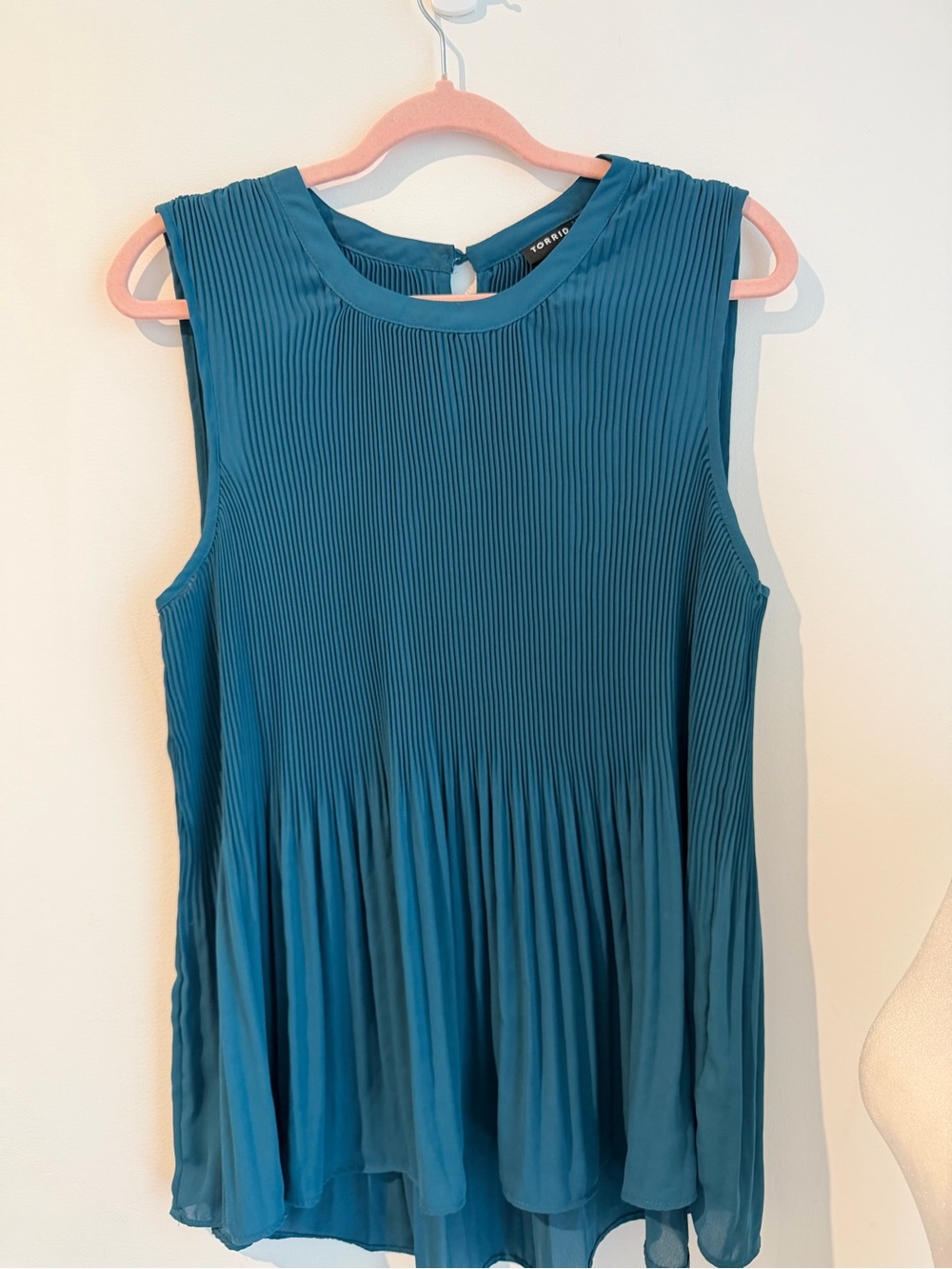 Torrid Top pleated sleeveless swing camisole - Picture 2 of 4